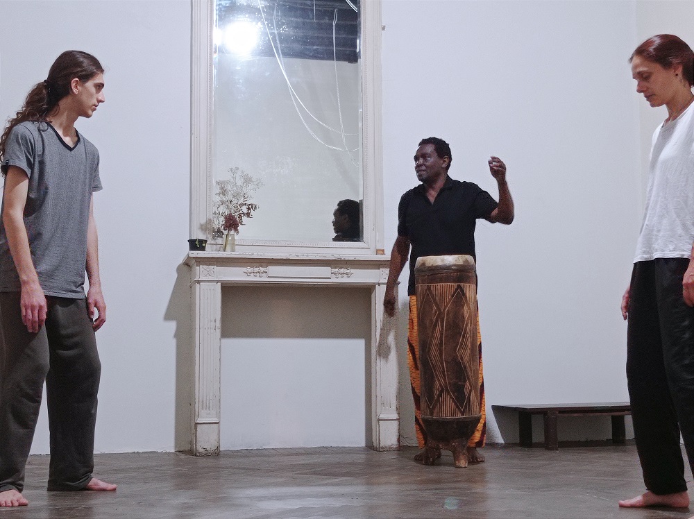 Efuka Lontange dando clase de baile africano
