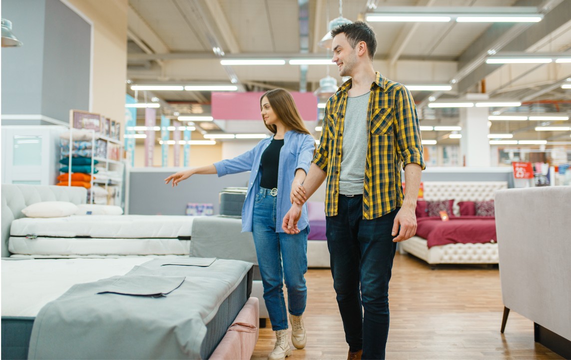 Pareja comprando muebles.
