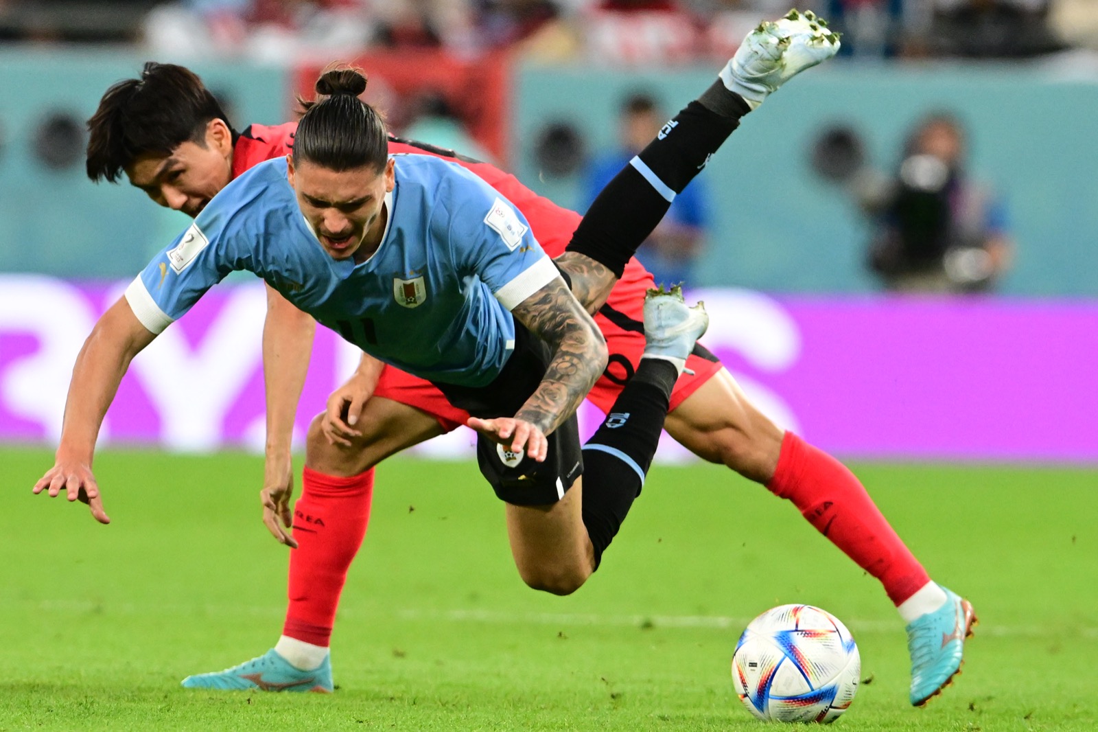 Darwin Núñez recibe una falta en el partido ante Corea del Sur en el Mundial de Corea del Sur 2022. Foto: Nicolás Pereyra