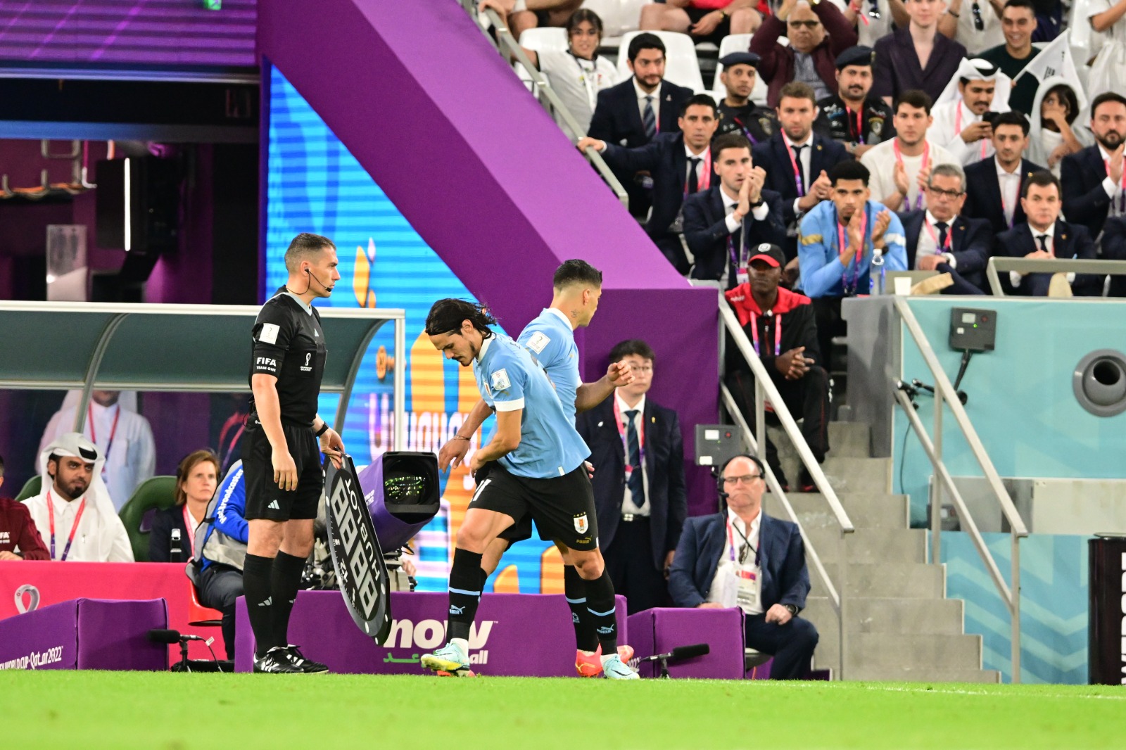 Edinson Cavani ingresa por Luis Suárez en el Uruguay-Corea del Mundial de Qatar. Foto: Nicolás Pereyra.