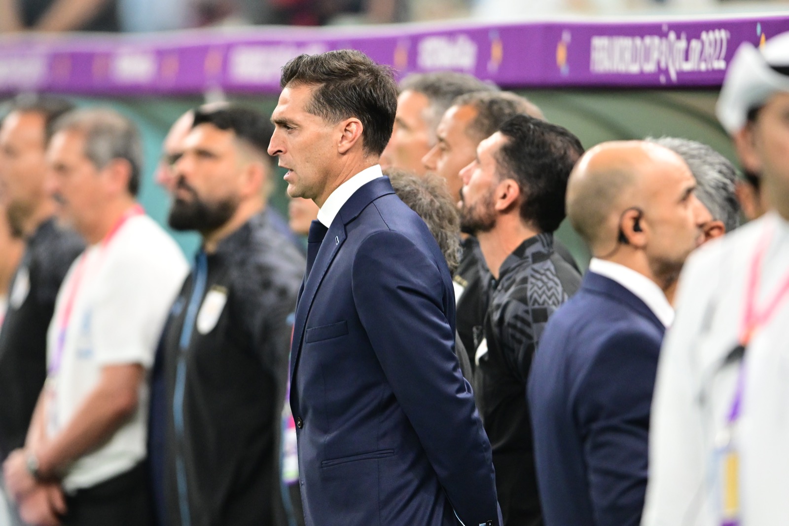 Diego Alonso entonando el himno en el Uruguay-Portugal en el Mundial de Qatar 2022. Foto: Nicolás Pereyra