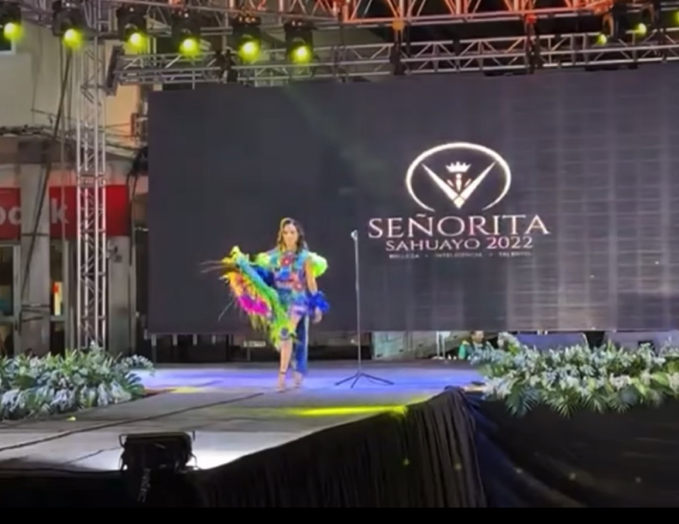 Modelo se electrocuta en pleno escenario de concurso Señorita Sahuayo 2022. Foto: Captura El Universal (GDA)