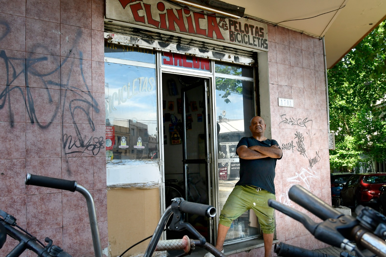 Ramón López en su negocio