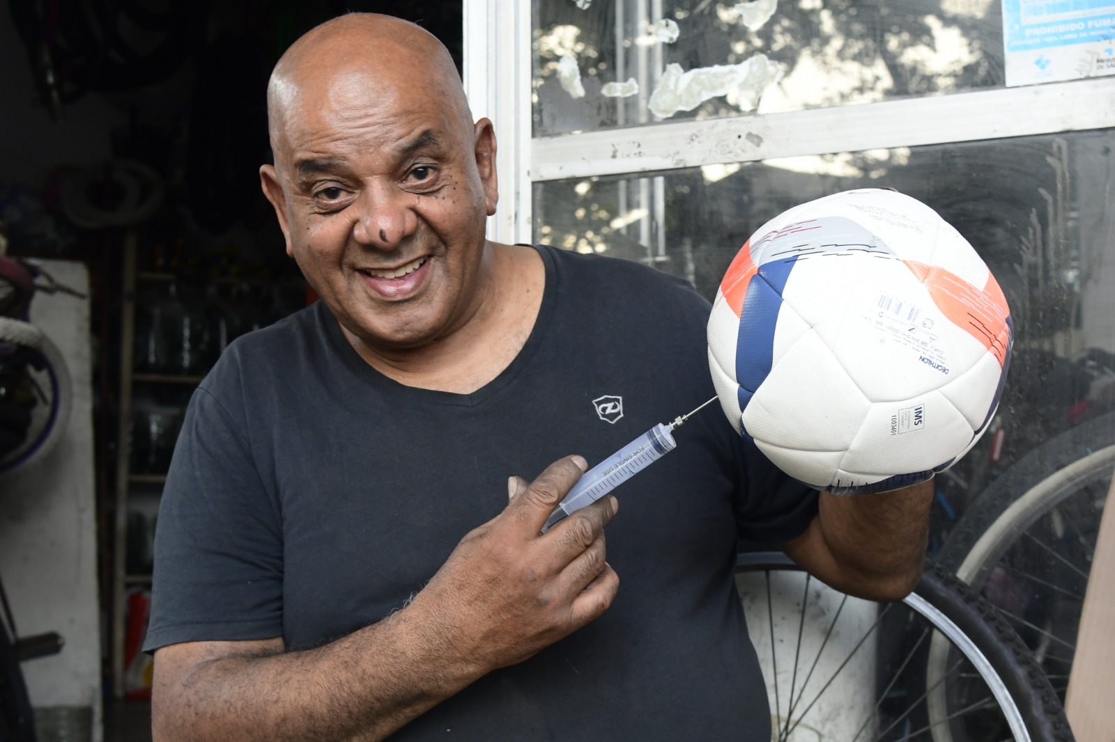 Ramón López arreglando una pelota