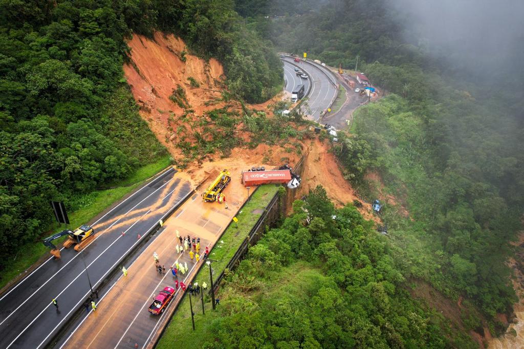 Deslizamiento en Brasil deja dos muertos y se estiman decenas de desaparecidos. Foto: AFP