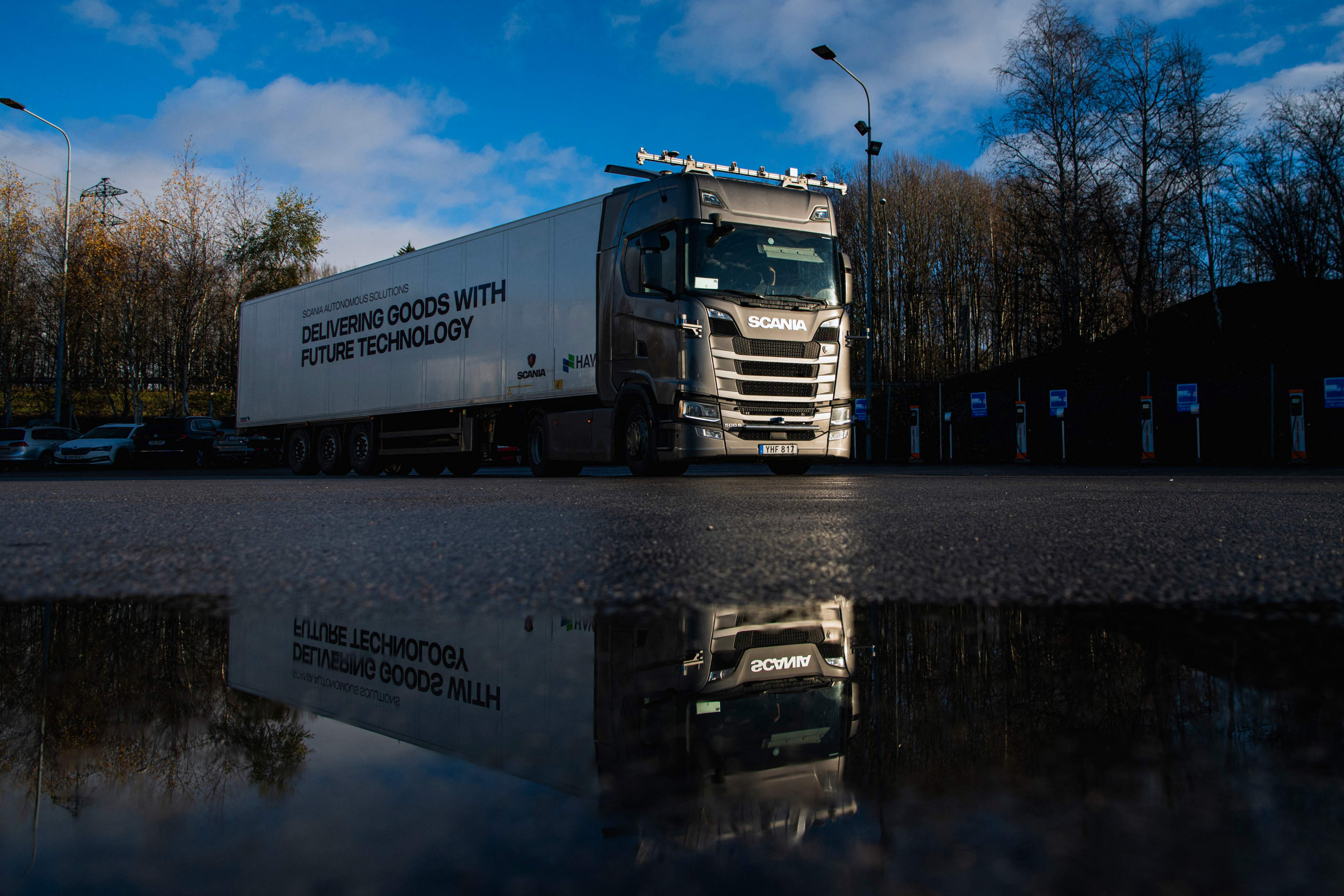 el camión autónomo conduce entre Södertälje y Jönköping en el sur de Suecia para entregar productos destinados a la comida rápida.