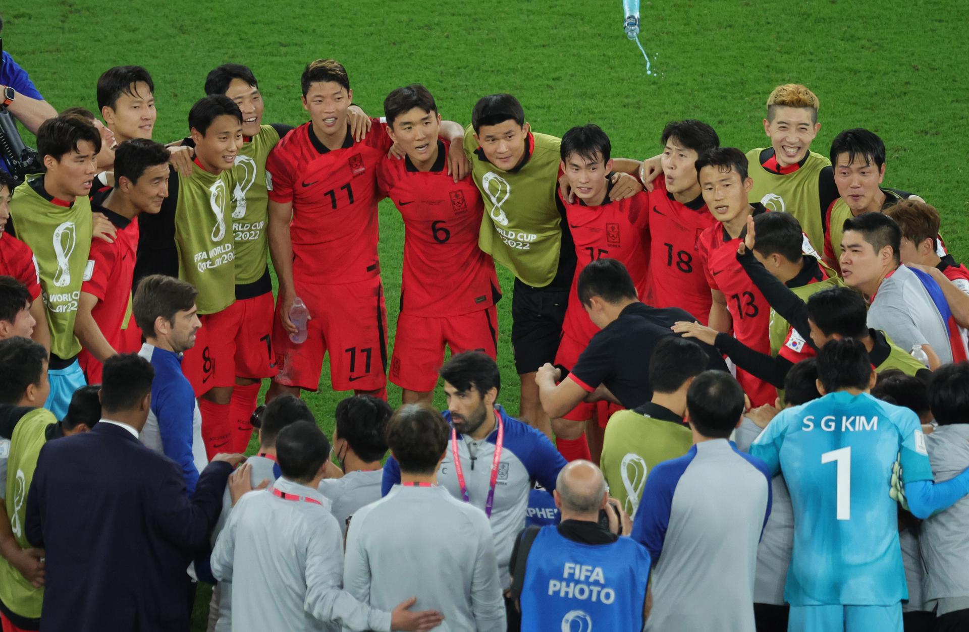 Corea del Sur espera que termine Uruguay-Ghana. Foto: EFE.