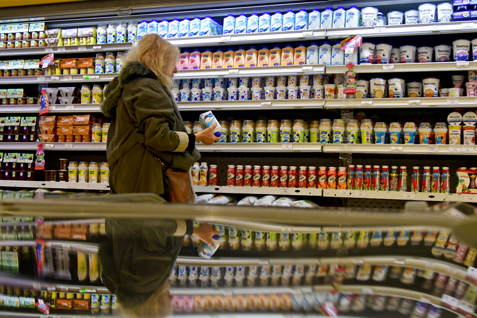 Persona mirando precios en un supermercado - Inflación