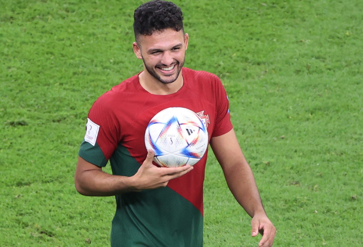 Gonçalo Ramos con la pelota tras un hat-trick para Portugal. Foto: EFE.