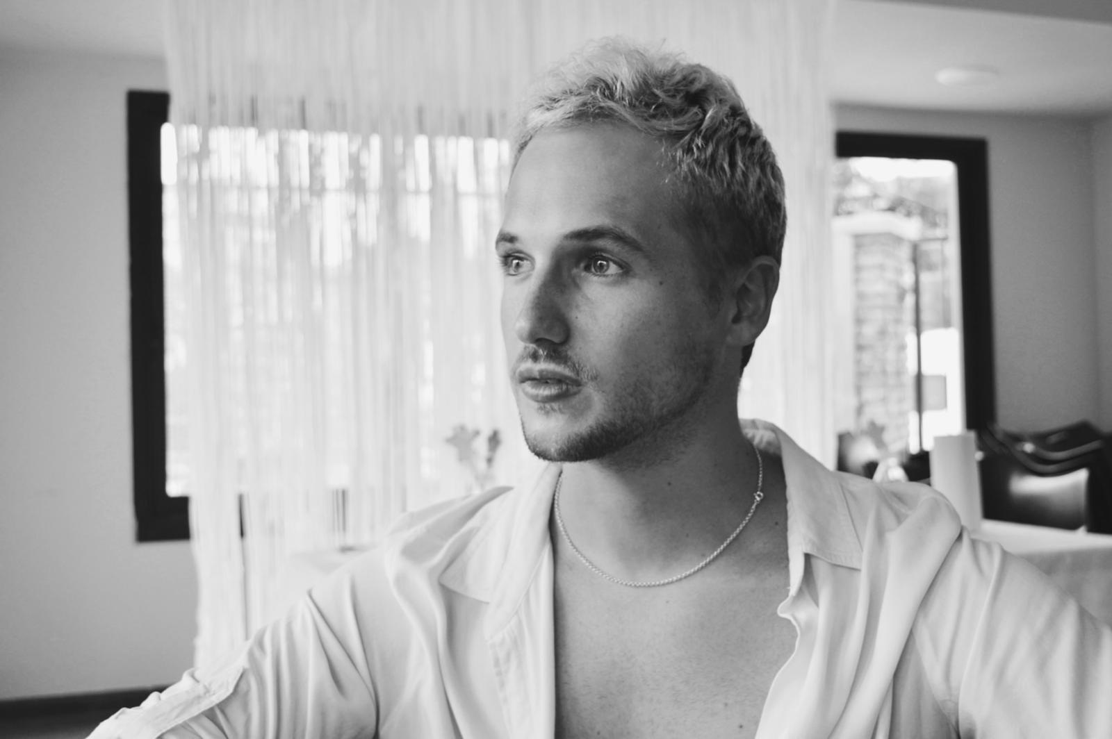 Alex Davidovich escribe, dirige y actúa.