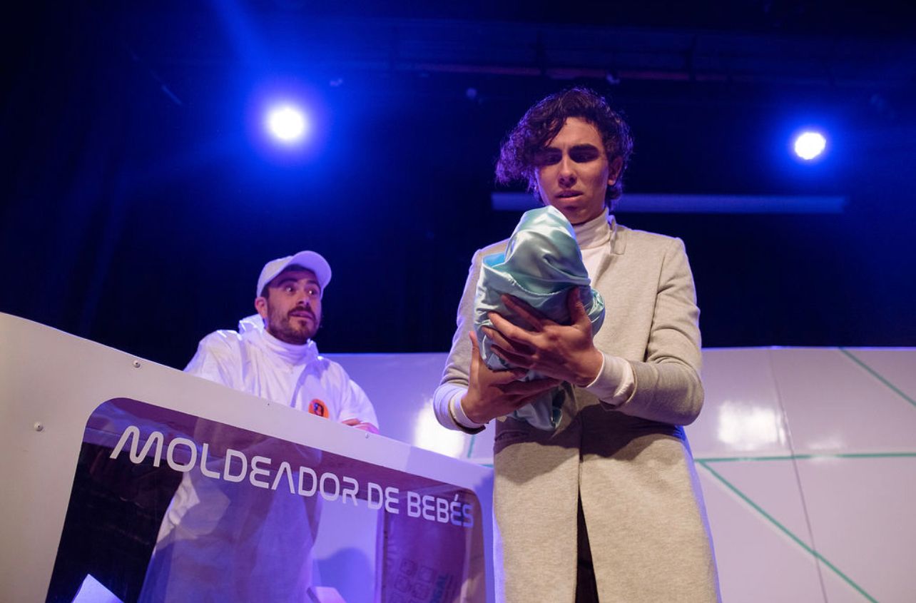 Alex Davidovich escribe, dirige y actúa.