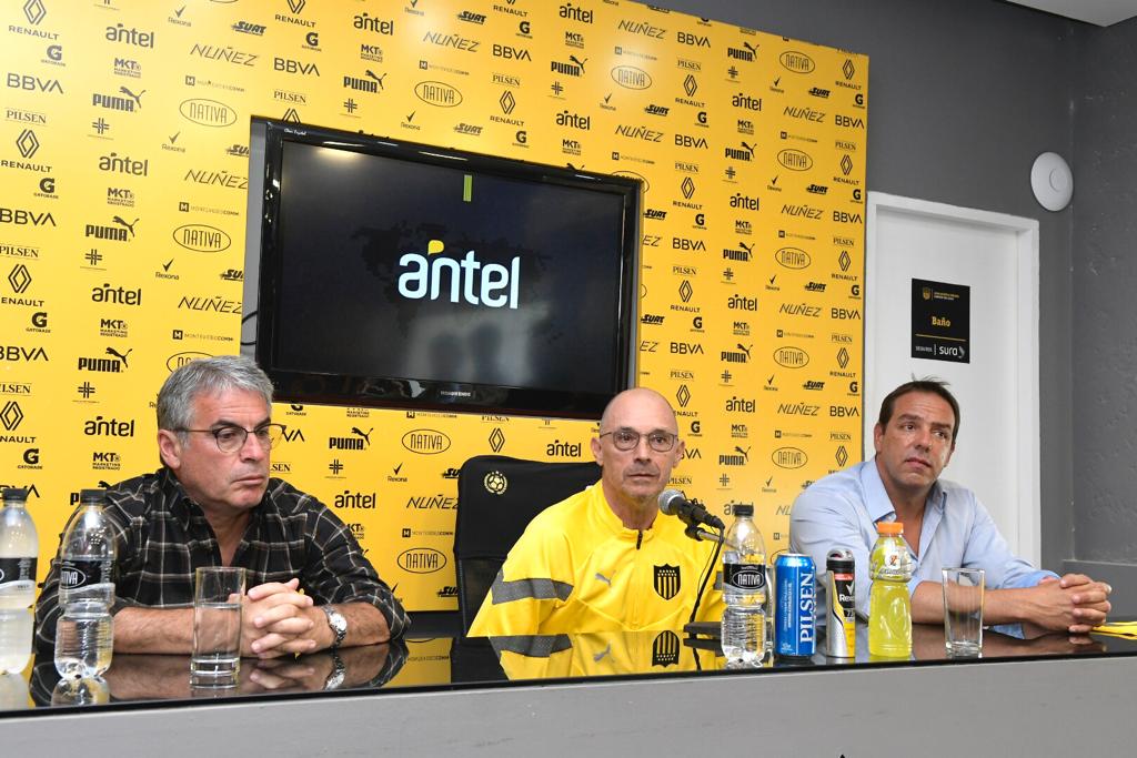 Alfredo Arias junto a Pablo Bengoechea e Ignacio Ruglio en su presentación en Los Aromos. Foto: Leonardo Mainé