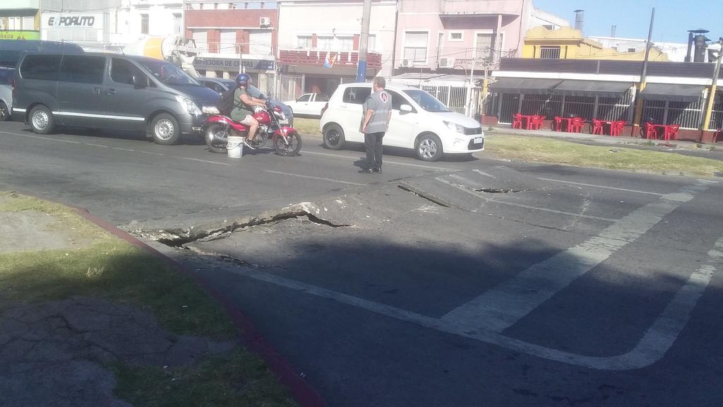 Asfalto dilatado en General Flores. Foto: Twitter Gustavo Martín
