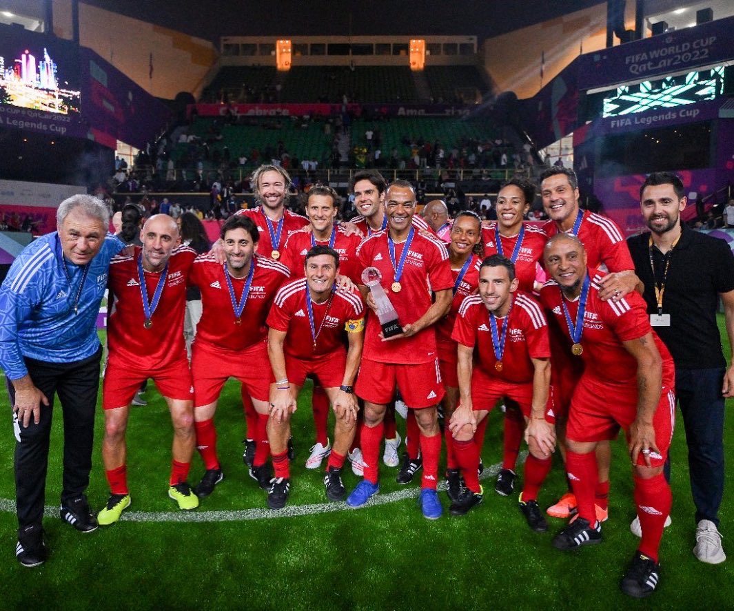 Diego Lugano y Diego Forlán: campeones de la Copa Leyendas de la FIFA. Foto: @DiegoLugano